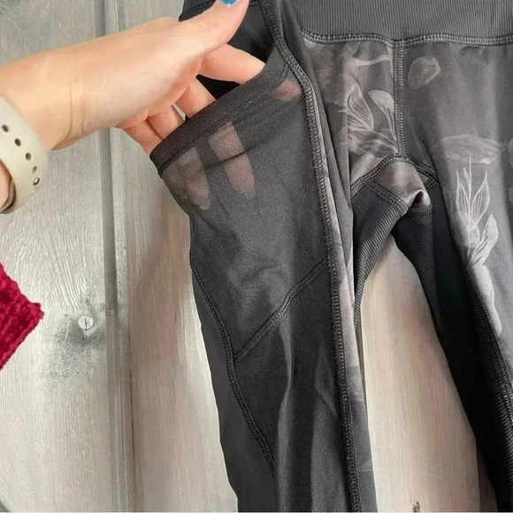 Lululemon Seek the Heat Crop Black Inky Floral Mesh Size 4 - Picture 6 of 10